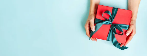 Manos Femeninas Sosteniendo Presente Caja Roja Con Lazo Verde Sobre — Foto de Stock