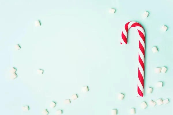Kırmızı Şeker Kamışı Turkuaz Arka Plan Üzerinde Marshmallow Yığını — Stok fotoğraf