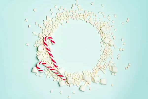 Moldura Natal Feita Bengalas Doces Marshmallows Fundo Turquesa — Fotografia de Stock