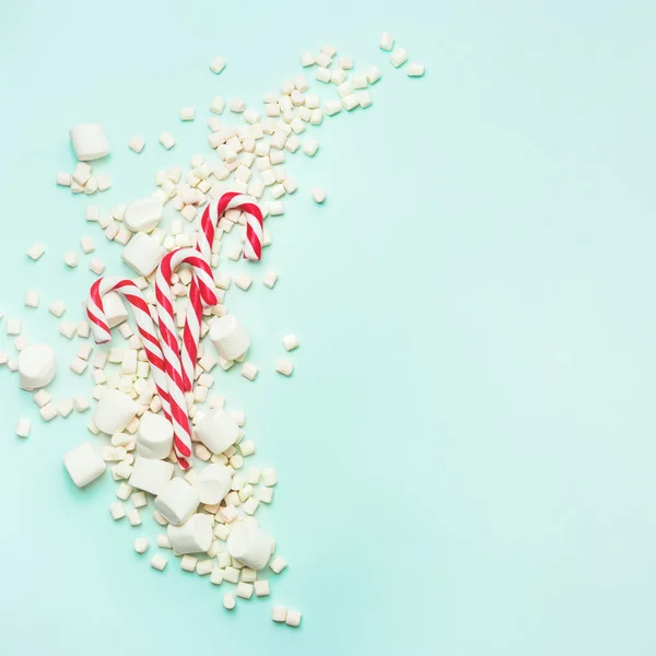 Bastoncini Zucchero Rosso Mucchio Marshmallow Sfondo Turchese — Foto Stock