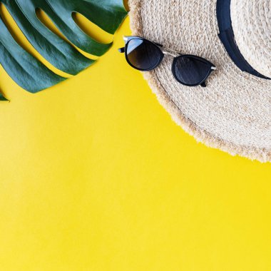 Güneş gözlüğü ile şık hasır hasır şapka yakın görünümü