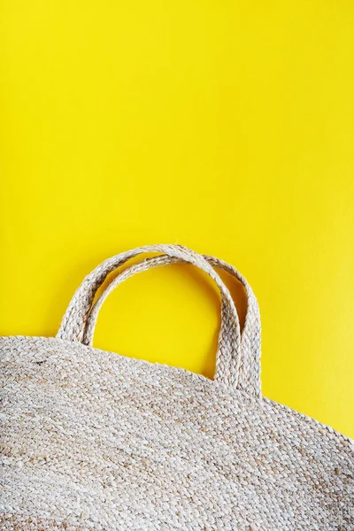 Bolso Paja Moda Sobre Fondo Amarillo Brillante — Foto de Stock