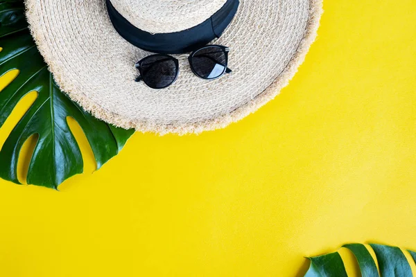 Stylish Wicker Straw Hat Sunglasses Fresh Green Monstera Leaves Bright — Stock Photo, Image