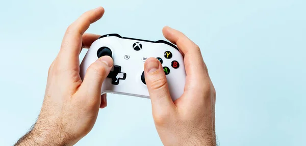 Vista Cercana Manos Masculinas Sosteniendo Xbox Gamepad Controlador Joystick Sobre —  Fotos de Stock