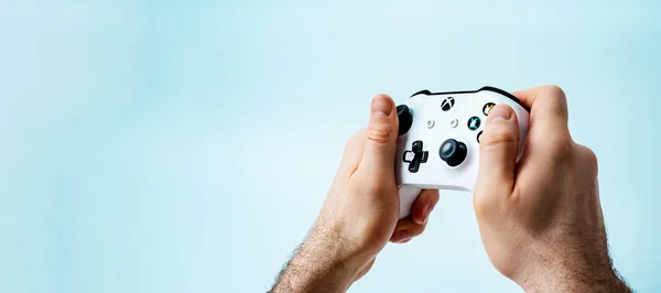 Vedere Atentă Mâinilor Sex Masculin Care Țin Xbox Gamepad Controler — Fotografie, imagine de stoc