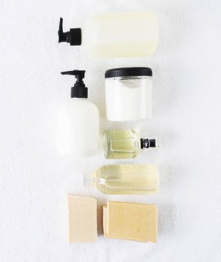 Beyaz pamuk havlu arka plan üzerinde kozmetik şişeüst görünümü