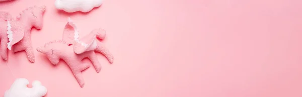 Vilt Speelgoed Eenhoorns Van Baby Mobiel Met Wolken Roze Achtergrond — Stockfoto