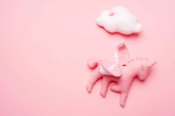 Juguete Fieltro Unicornio Bebé Móvil Con Nube Sobre Fondo Rosa — Foto de Stock
