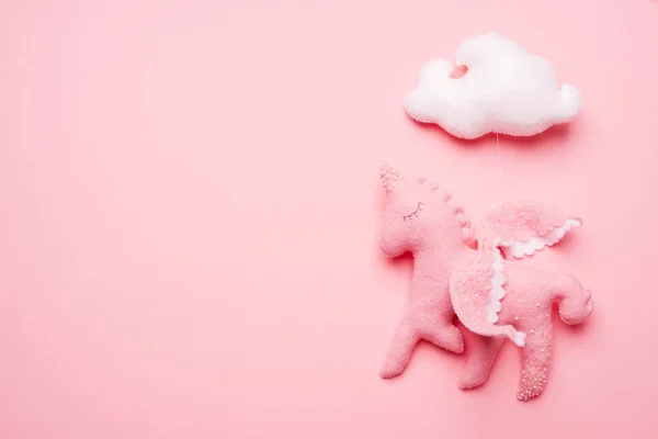 Giocattolo Feltro Unicorno Bambino Mobile Con Nuvola Sfondo Rosa — Foto Stock