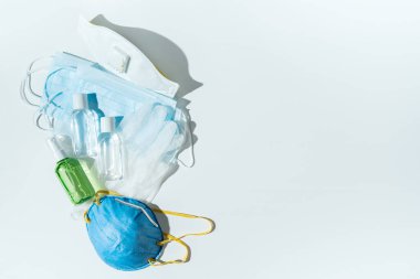 Tek kullanımlık koruyucu maskeler, eldivenler, beyaz arka plan için dezenfektanlar. Kişisel hijyen ürünleri.