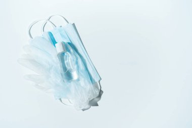 Tek kullanımlık güvenlik maskeleri, eldivenler, mavi arka plan için dezenfektanlar. Kişisel hijyen ürünleri. Eczacılık, tıbbi geçmiş. 