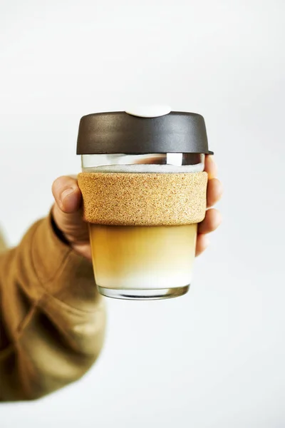 女性的手拿着一个可重复使用的旅行玻璃杯 在白色的背景下带走咖啡 生态友好概念 零浪费 可持续生活方式概念 — 图库照片