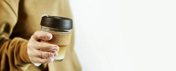 Manos Femeninas Guantes Desechables Sosteniendo Una Taza Vidrio Viaje Reutilizable — Foto de Stock