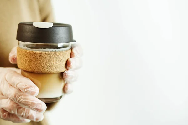 재사용 수있는 여행용 조각을 일회용 장갑을 테이크 커피를 것이다 새로운 — 스톡 사진