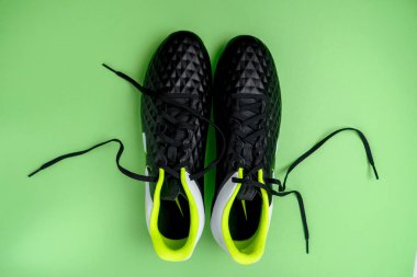 Moskova, Rusya - Haziran 2020: NIKE Tiempo Efsanesi 8 Pro FG futbol ayakkabıları yeşil arka planda izole edildi. Futbol temalı arkaplan. 
