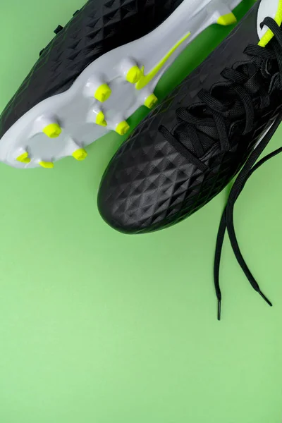 モスクワ ロシア 2020年6月 Nike Tiempo Legend Pro Fgサッカーブーツは緑の背景に隔離された靴 サッカーのテーマ背景 — ストック写真