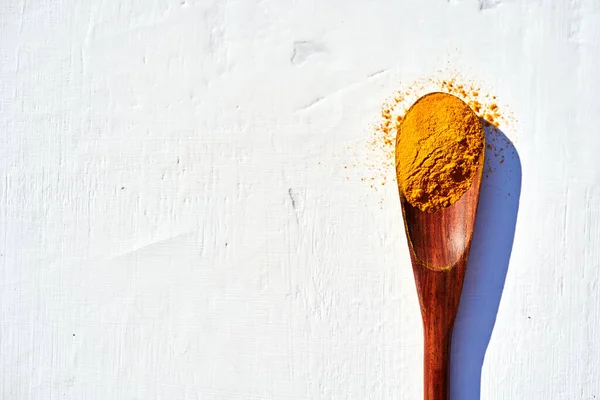 Macro Close Spice Yellow Powder Turmeric Wooden Spoon White Background — Stock Photo, Image