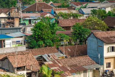 Bali köyünün kiremitli çatılarının manzarası. Zavallı Bali Kırsalı