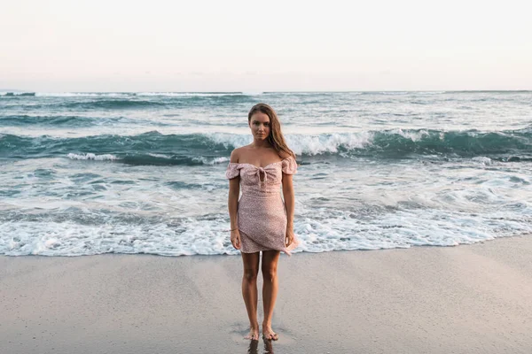 Uma Menina Bonita Triste Vestido Fica Oceano Olha Para Câmera — Fotografia de Stock