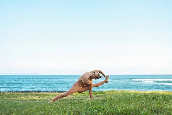 Junge Frau Europäischen Aussehens Praktiziert Yoga Stehend Auf Einem Arm — Stockfoto