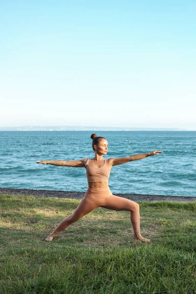 Giovane Bella Donna Pratica Yoga Sull Erba Vicino All Oceano — Foto Stock