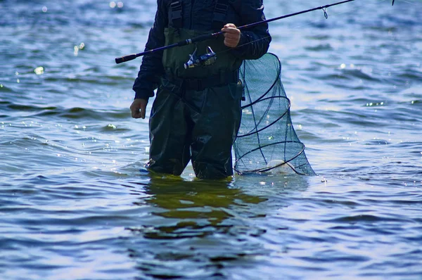 Een Man Met Een Visnet Een Hengel Gaat Strand Water — Stockfoto