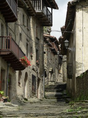  Antik kenti Rupit katılaşmış volkanik lav kaya oluşumu üzerinde yer alır. İspanya. Rupit.