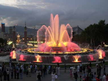  İspanya. Geceleri çeşmeler. Montjuic. Barselona