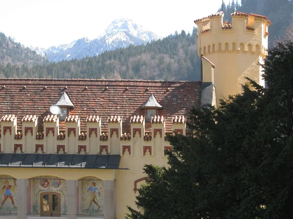 If you want to visit the castles of Hohenschwangau and Neuschwanstein, first you get to the small town of Schwangau in the South of Germany.