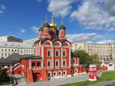 Moskova. Zaryadye Park. Znamensky Katedrali. Korunmuş antik binalar.                               