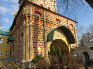 Trinity-Sergius Lavra, Rus Ortodoks Kilisesi 'nin en büyük manastırını oluşturmaktadır. Lavra dini anıtlarının önünde. Mimari anıtlar ve sanat koleksiyonları içeren müze rezervi.                               