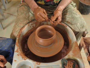 Rusya. Uglich kasaba. Oyuncak Müzesi kil ve ıslık yapılmış. Folk sanatçıları sanatçılar sergiler atölyede. Ana sınıfı.