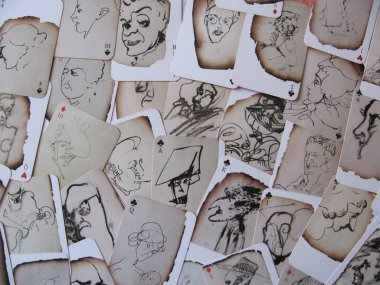 Hatıra kartları masada bir karmaşa içinde dağılmış. Sanatçının sergisinde Zverev haritaları Hatıra olarak sunuldu. Moskova. Rusya.