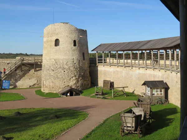 イズボルスク要塞は イズボルスクの古代都市の拠点です 何世紀にもわたって それは敵の襲撃からロシアを保護しました 今日イズボルスカヤ要塞は 自然と歴史的な複合体の一部です — ストック写真