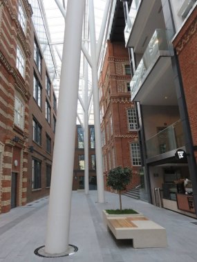 Moskova! Seni seviyorum! Eski şekerleme fabrikasının binası çok güzel oldu. Eski duvarlar modern tasarımı değiştirdi..                               