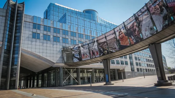 Nádherná Budova Evropského Parlamentu Bruselu Kovu Skla Barevné Vlajky Jasné — Stock fotografie