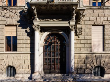 Biella, İtalya, 24 Mart 2016 - eski moda Lüks kapı Sarayı, 24 Mart Piazza Vittorio Veneto, Biella, İtalya