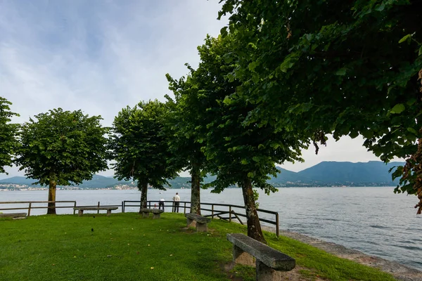 Cannobbio Italia Junio 2016 Parque Lakeside Con Dos Personas Cerca — Foto de Stock
