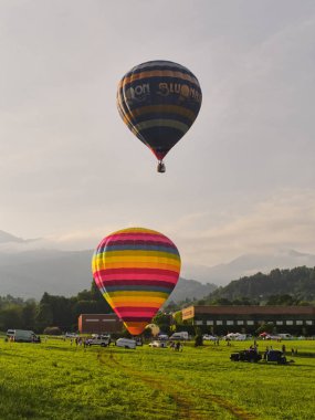 Biella, İtalya, 10 Haziran 2018 - iki güzel ve renkli sıcak hava balonları, Bahar Festivali, Pollone dal Cielo, Biella