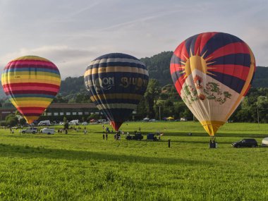 Biella, İtalya, 10 Haziran 2018 - üç güzel ve renkli sıcak hava balonları, Bahar Festivali, Pollone dal Cielo, Biella