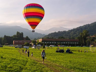 Biella, İtalya, 10 Haziran 2018 - güzel ve renkli sıcak hava balonu kişi Bahar Festivali, June Pollone dal Cielo, Biella