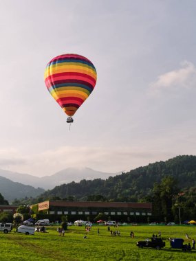 Biella, İtalya, 10 Haziran 2018 - Bahar Festivali, insanlar üzerinde Haziran Pollone dal Cielo, Biella uçan güzel ve renkli sıcak hava balonu