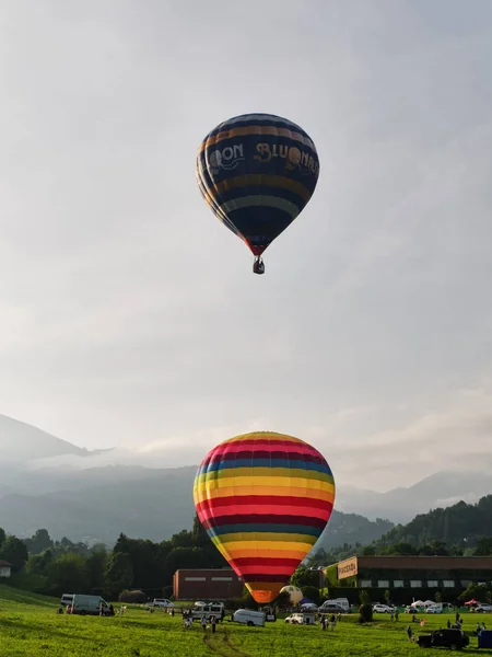 Biella Italie Juin 2018 Deux Belles Montgolfières Volant Dans Ciel — Photo