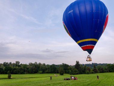 Biella, İtalya, 10 Haziran 2018 - sıcak hava balon uçuş aşamasında iken, Bahar Festivali, Haziran Pollone dal Cielo, Biella