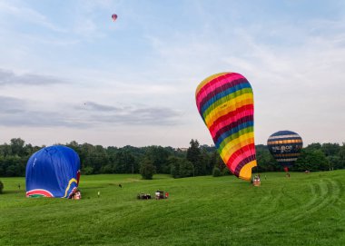 Biella, İtalya, 10 Haziran 2018-üç sıcak hava balonları demirlemiş ve Bahar Festivali, June Pollone dal Cielo, Biella uçuş sonrası sönük