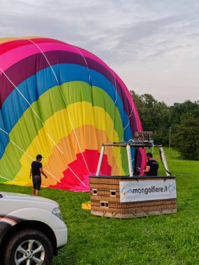 Biella, İtalya, 10 Haziran 2018-iki kişilik ekip çalışıyor bağlantısını kesmek ve balonu uçuştan sonra Bahar Festivali, Haziran Pollone dal Cielo, Biella almak için