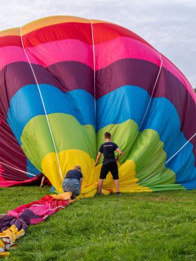 Biella, İtalya, 10 Haziran 2018-takım insanlar iş almak ve Bahar Festivali, June Pollone dal Cielo, Biella uçuş sonrası balon havlu katlama