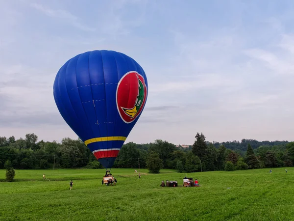 Biella Itália Junho 2018 Balão Voo Durante Aterrissagem Ancoragem Festival — Fotografia de Stock