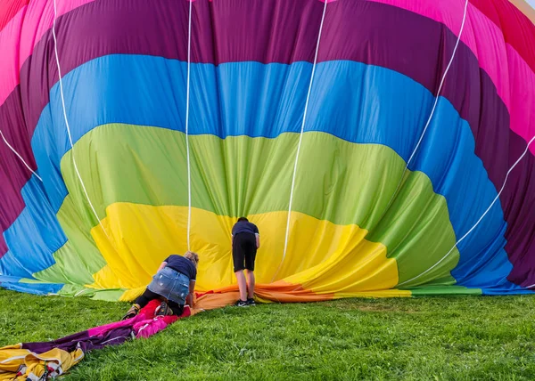 Biella, İtalya, 10 Haziran 2018-takım insanlar iş almak ve Bahar Festivali, June Pollone dal Cielo, Biella uçuş sonrası balon havlu katlama