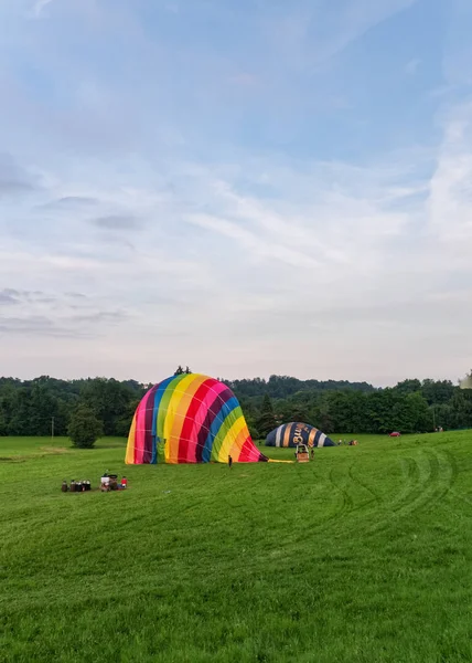 Biella, İtalya, 10 Haziran 2018-iki sıcak hava balonları demirlemiş ve Bahar Festivali, June Pollone dal Cielo, Biella uçuş sonrası sönük
